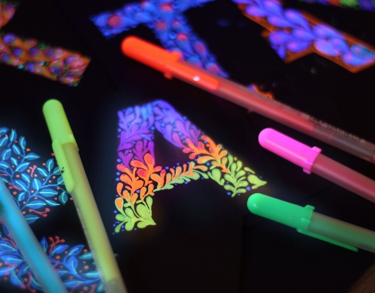 Гел химикалки в неонови цветове, светещи на UV светлина.